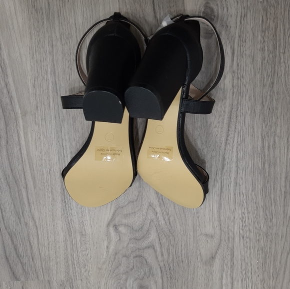 Ladies strappy heeled sandals. Sergio Bari. Size 7 - Picture 2 of 5